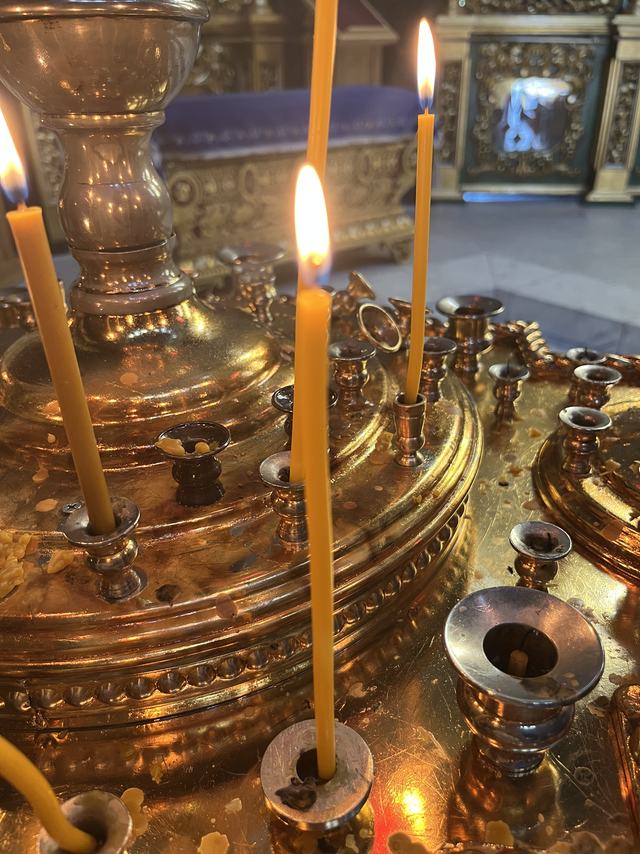 Зажжённая свеча в храме