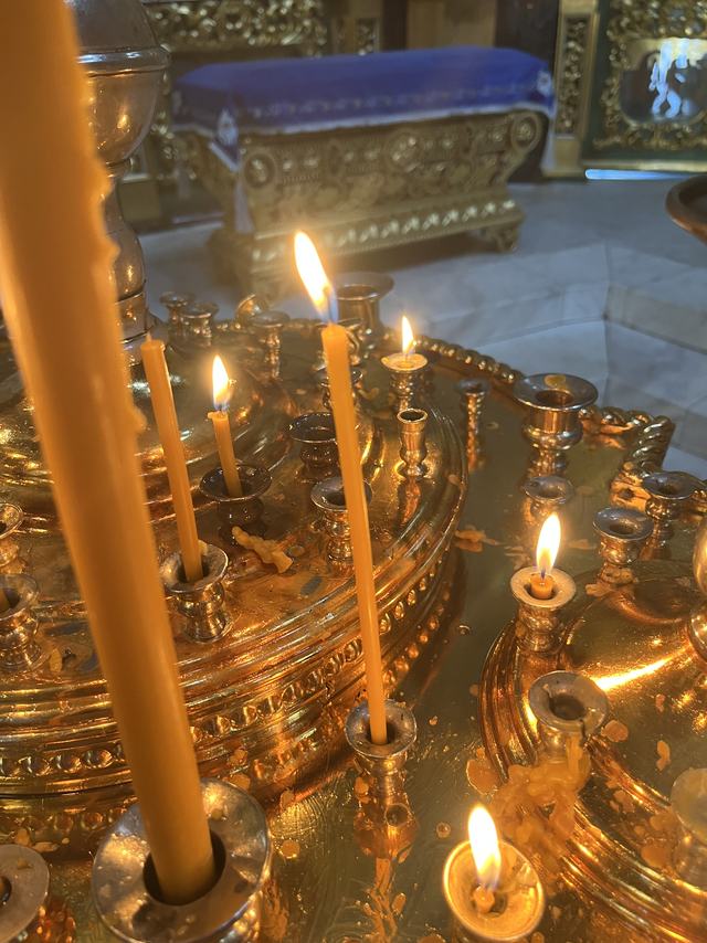 Зажжённая свеча в храме