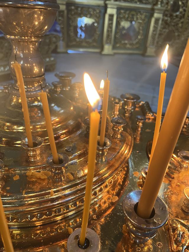 Зажжённая свеча в храме